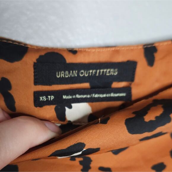 Urban outfitters leopard print swingy satin skirt - Picture 7 of 8